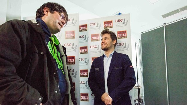 Магнус Карлсен (справа) и Питер Хайне Нильсен.