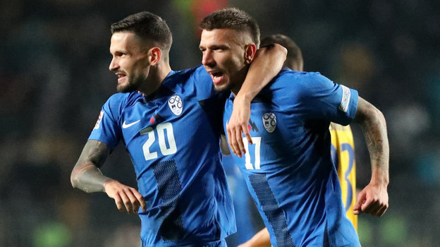 Ян Млакар (№17) и Петар Стоянович (№20) радуются голу в ворота сборной Казахстана.