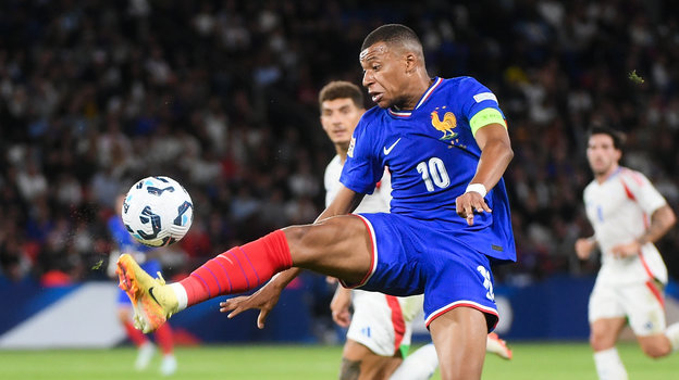 Килиан Мбаппе в матче с Италией.