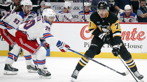 Евгений Малкин (справа) в матче против «Рейнджерс». Хоккеист Евгений Малкин (справа) в матче против «Рейнджерс»