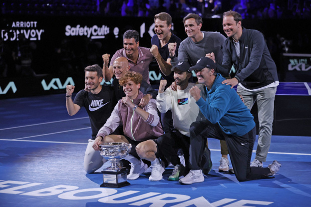 Янник Синнер с членами своей команды после победы на Australian Open. Янник Синнер с членами своей команды после победы на Australian Open
