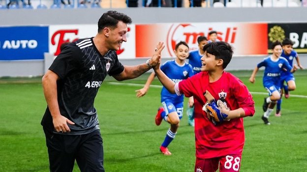 Месут Озил с воспитанниками академии «Карабаха» и «Улдуза».