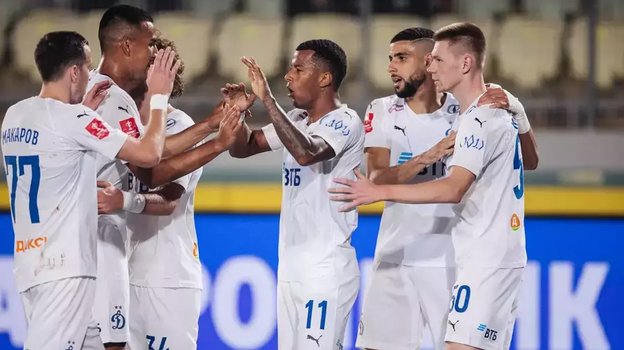 Артур Гомес (№11) радуется голу с футболистами «Динамо».