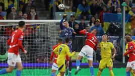 Дикий сейв Трубина, гол с пенальти. Украина спаслась в матче с Чехией, но осталась на последнем месте