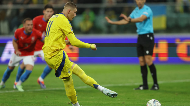 Артем Довбик забил с пенальти.