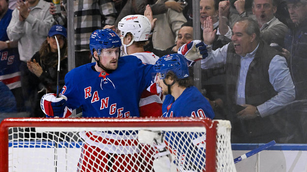 Алексис Лафренье празднует свой гол в ворота «Детройта» вместе с Артемием Панариным.