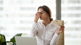 Усталая девушка на работе