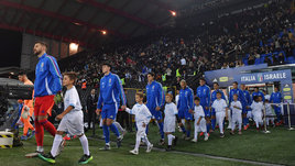 Дичь в Италии. Фанат вывесил флаг со свастикой на матче с Израилем в Лиге наций