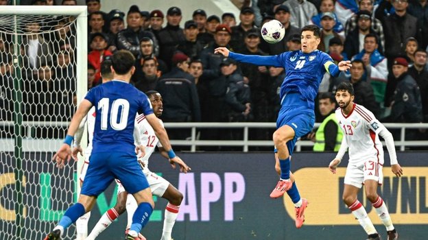 Элдор Шомуродов в матче с ОАЭ.