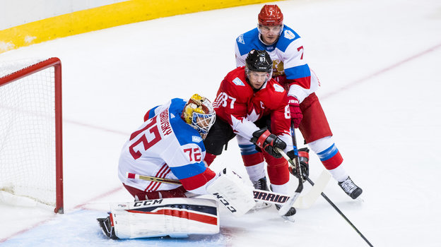 Сидни Кросби (Канада) против Сергея Бобровского и Дмитрия Куликова (Россия).