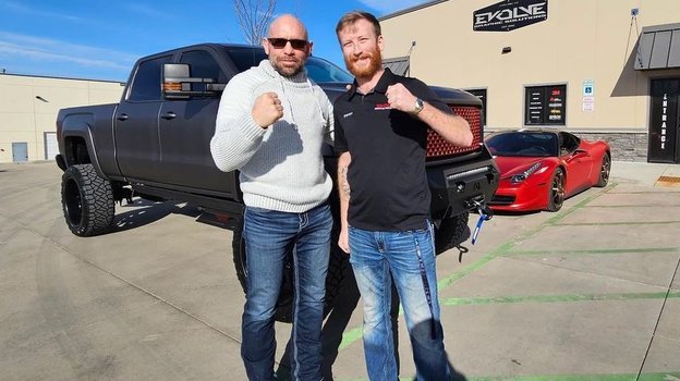 Шейн Карвин (слева).