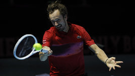 Медведев вновь не смог дать бой Синнеру, но заработал 1,5 миллиона