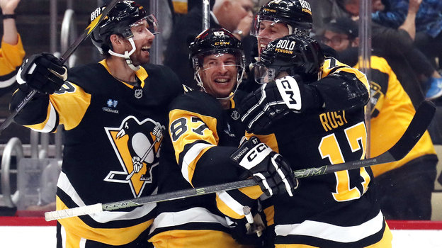 Евгений Малкин (№71) с Сидни Кросби (№87), Брайанам Растом (№17) и Маркусом Петтерссоном после гола в матче «Питтсбург» — «Баффало».