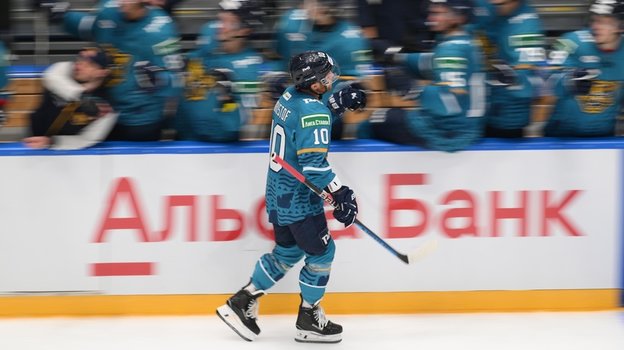 Михаил Криштоф празднует гол с партнерами.