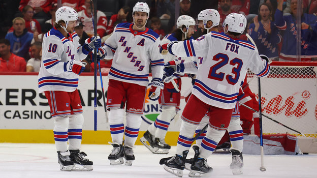 Артемий Панарин (№ 10) с партнерами по «Рейнджерс». Хоккеист Артемий Панарин (№10) с партнерами по «Рейнджерс»