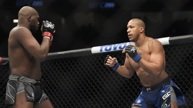 Сирил Ган (справа) против Джона Джонса. Бой UFC Сирил Ган — Джон Джонс