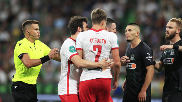 Судья Кирилл Левников (слева) в матче «Краснодар» — «Спартак» в 2022 году. Судья Кирилл Левников (слева) в матче «Краснодар» — «Спартак» в 2022 году