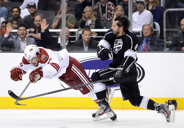 Шейн Доан и Дрю Даути в матче «Лос-Анджелес» — «Аризона» в 2012 году. Хоккеисты Дрю Даути и Шейн Доан в матче «Лос-Анджелес» — «Аризона» в 2012 году