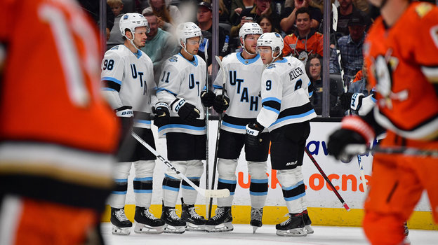 Михаил Сергачев (№98) с партнерами по «Юте». Хоккеисты «Юты» в матче против «Анахайма»