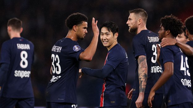 Футболисты «ПСЖ» празднуют гол в ворота «Страсбура».