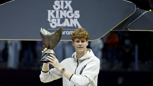 Янник Синнер с трофеем турнира «Шлем шести королей». Янник Синнер с трофеем турнира «Шлем шести королей»