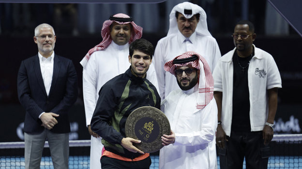 Карлос Алькарас с трофеем турнира «Шлем шести королей» и Турки Аль аш-Шейх. Калос Алькарас с трофеем турнира «Шлем шести королей» и Турки Аль аш-Шейх