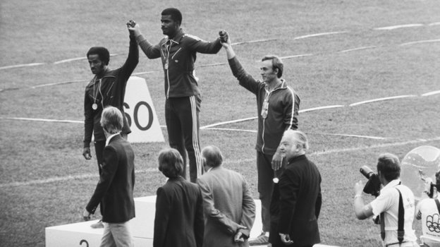 Дон Куорри, Хейсли Кроуфорд и Валерий Борзов на церемонии награждения Олимпиады-1976. Дон Куорри, Хейсли Кроуфорд и Валерий Борзов на церемонии награждения Олимпиады-1976