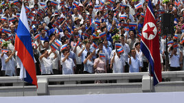 Болельщики с флагами России и Северной Кореи