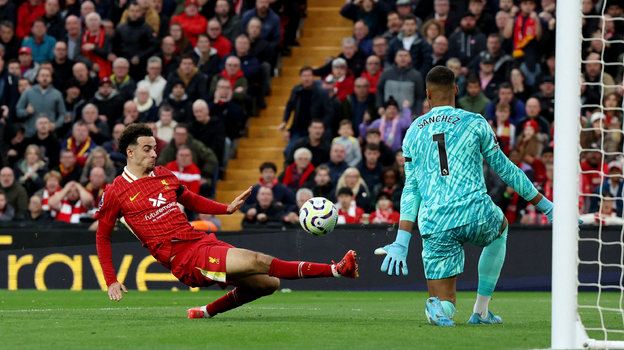 Полузащитник «Ливерпуля» Кертис Джонс (слева) забивает гол в ворота «Челси».