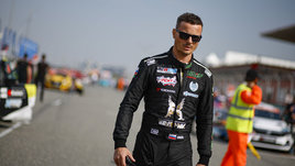 Российский гонщик лишился всех очков за сезон из-за скандального маневра. Он помогал своему напарнику стать чемпионом