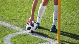 Женские ноги с футбольным мячом