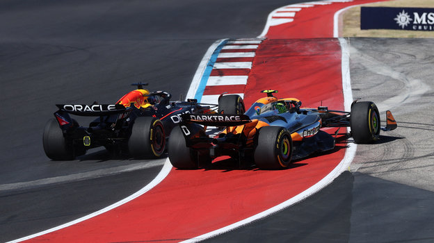 Болиды пилотов «Ред Булл» и «Макларена» Макса Ферстаппена и Ландо Норриса во время «Гран-при США» в Остине. Болиды пилотов «Ред Булл» и «Макларена» Макса Ферстаппена и Ландо Норриса во время «Гран-при США» в Остине