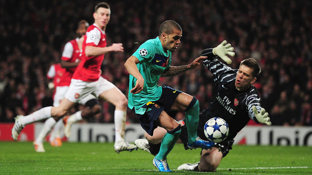 Голкипер «Арсенала» Войцех Щенсны (справа) и защитник «Барселоны» Дани Алвес в матче 16 февраля 2011 года. Голкипер «Арсенала» Войцех Щенсны (справа) и защитник «Барселоны» Дани Алвес в матче 16 февраля 2011 года.