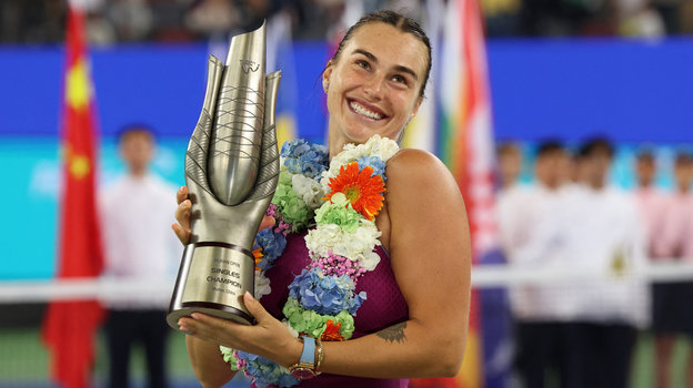 Арина Соболенко с трофеем Открытого чемпионата Уханя по теннису. Теннисистка Арина Соболенко с трофеем Открытого чемпионата Уханя по теннису