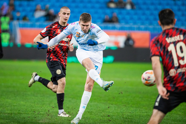 Нападающий «Зенита» Александр Соболев (№7) в матче против «Акрона». Нападающий «Зенита» Александр Соболев (№7) в матче против «Акрона»