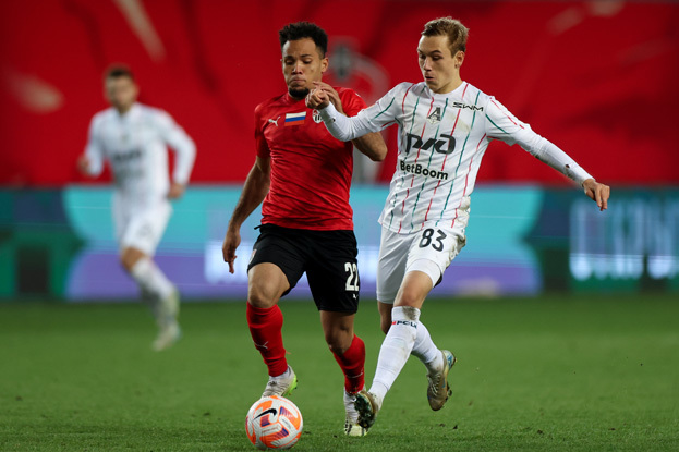 Игроки Роберт Мехия и Алексей Батраков в матче «Химки» — «Локомотив». Игроки Роберт Мехия и Алексей Батраков в матче «Химки» — «Локомотив»