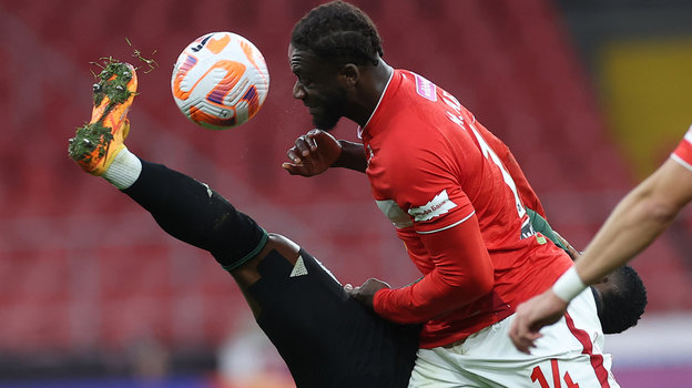 Борьба за мяч между Миенти Абеной и Джоном Кордобой в матче «Спартак» — «Краснодар». Футболисты Миенти Абена и Джон Кордоба в матче «Спартак» — «Краснодар»