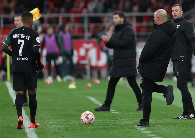 Футболист Виктор Са и Деян Станкович (справа) в матче «Спартак» — «Краснодар». Футболист Виктор Са и Деян Станкович (справа) в матче «Спартак» — «Краснодар»