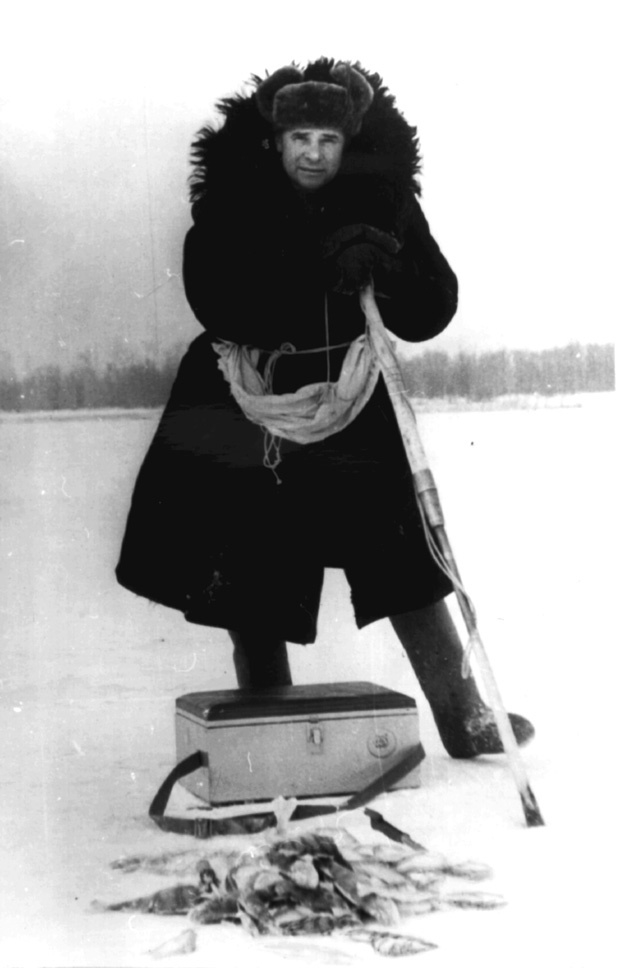 Лев Яшин на зимней рыбалке. Лев Яшин на зимней рыбалке