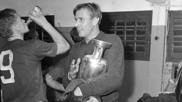 Лев Яшин с трофеем Кубка Европы. Лев Яшин с трофеем Кубка Европы