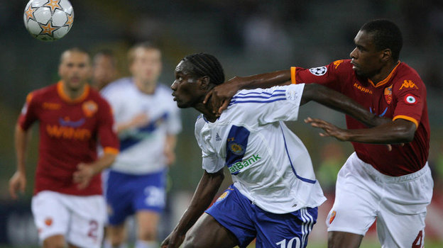 Исмаэль Бангура и Жуан в матче «Рома» — «Динамо» Киев сезона-2007/08.