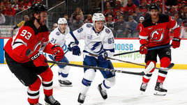 Российский защитник дебютировал в НХЛ и попал под каток «Тампы». Кучеров продолжает набирать очки