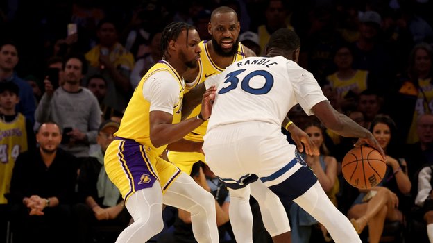 Бронни (слева) и Леброн (в центре) Джеймсы против Джулиуса Рэндла.