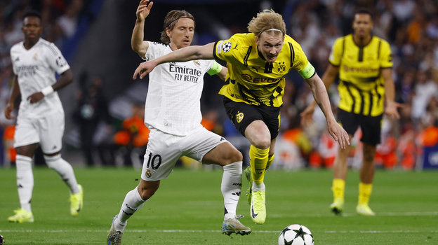 Лука Модрич (№10) в борьбе с Юлианом Брандтом в матче «Реал» — «Боруссия».