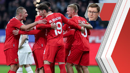 Игроки сборной России Дмитрий Баринов (слева), Антон Миранчук (№19) и Константин Тюкавин (№10) с партнерами по команде в товарищеском матче против сборной Сербии