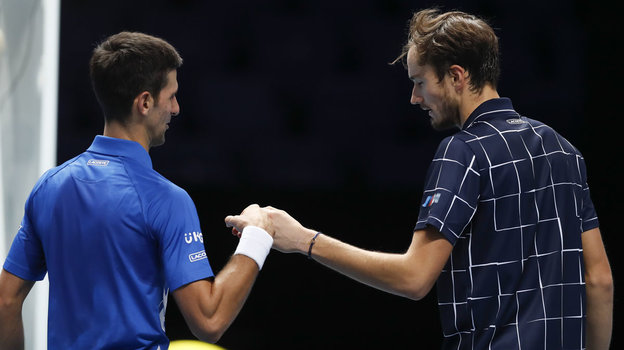 Новак Джокович и Даниил Медведев на Итоговом турнире ATP в 2020 году. Теннисисты Новак Джокович и Даниил Медведев