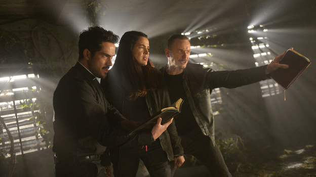 Кадр из сериала «Изгоняющий дьявола», шоураннер Джереми Слейтер/ Fox, 20th Television и Hulu