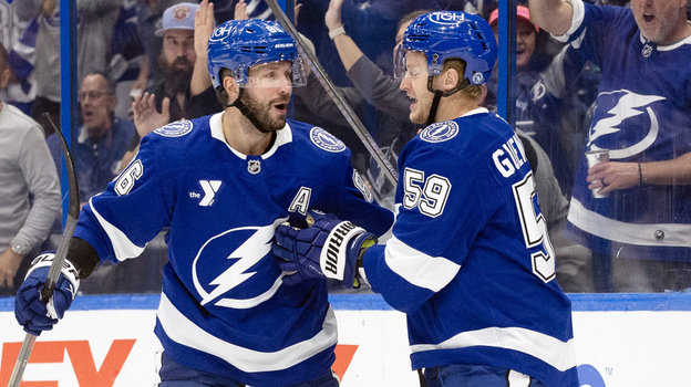 Хоккеисты «Тампа-Бэй» Никита Кучеров (слева) и Джейк Генцел. Хоккеисты «Тампа-Бэй» Никита Кучеров и Джейк Генцел