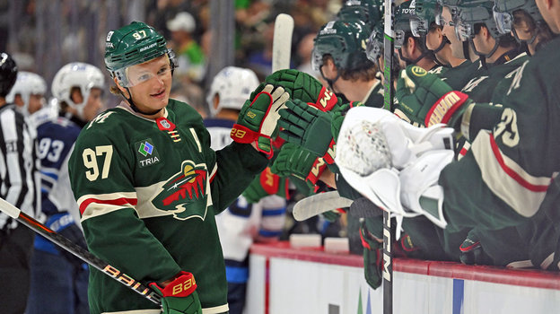 Хоккеист «Миннесоты» Кирилл Капризов с партнерами по команде. Хоккеист «Миннесоты» Кирилл Капризов с партнерами по команде