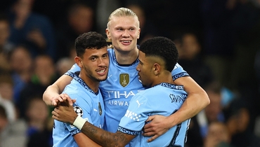 Игроки «Манчестер Сити» Матеус Нунес, Эрлинг Холанн и Савио празднуют гол в ворота «Спарты». 23 октября 2024.